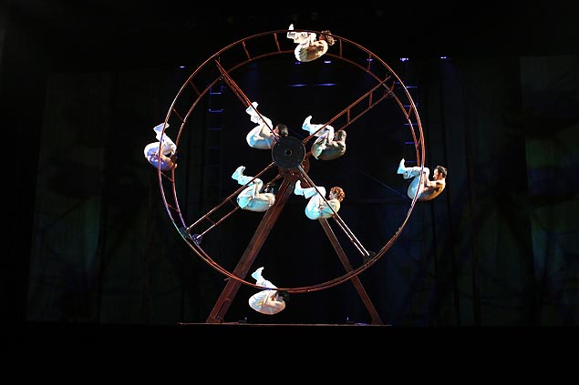 Bailarinos interagem com roda-gigante no espetculo "VeRo", da Cia. de Dana Deborah Colker