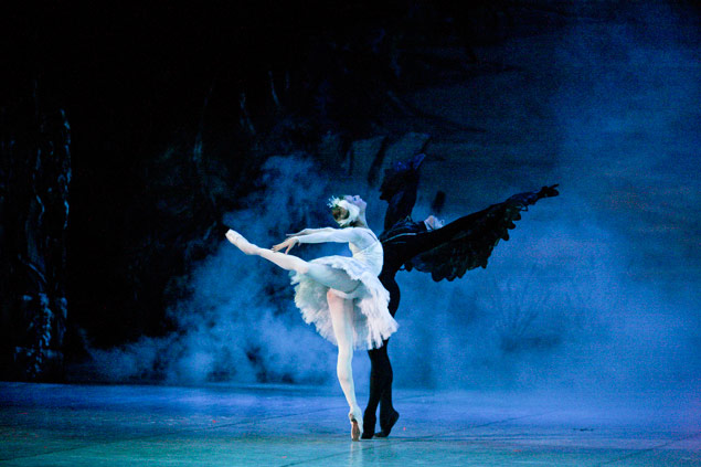 Bailarinos do Russian State Ballet encenam "Lago dos Cisnes" e outros clssicos no Tom Brasil