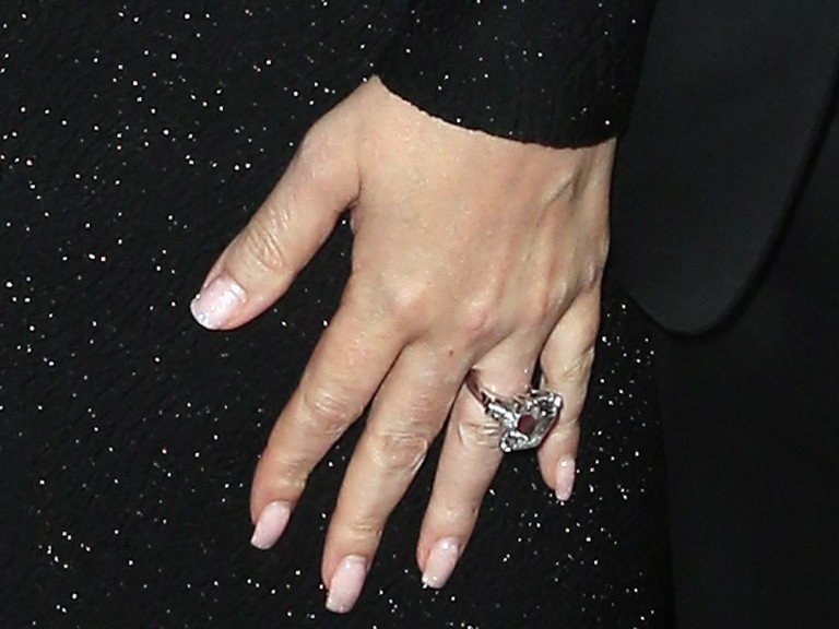Mão da cantora Mariah Carey mostra anel de noivado 