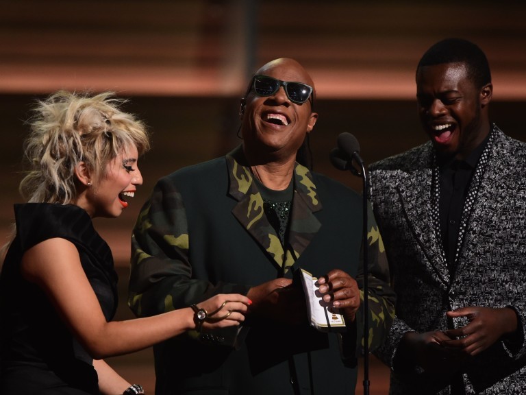 Stevie Wonder (centro) apresenta prêmio e provoca plateia no Grammy