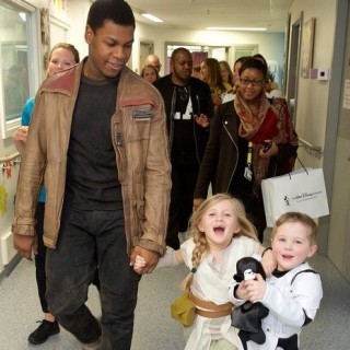 John Boyega, o Finn de 'Star Wars: O Despertar da Força', visita crianças em hospital de Londres