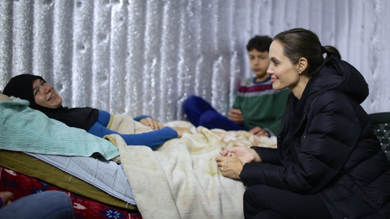 Angelina Jolie visita refugiada síria