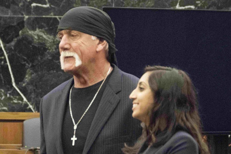 Hulk Hogan, cujo nome real é Terry Bollea, e sua advogada durante julgamento sobre vazamento de vídeo de sexo