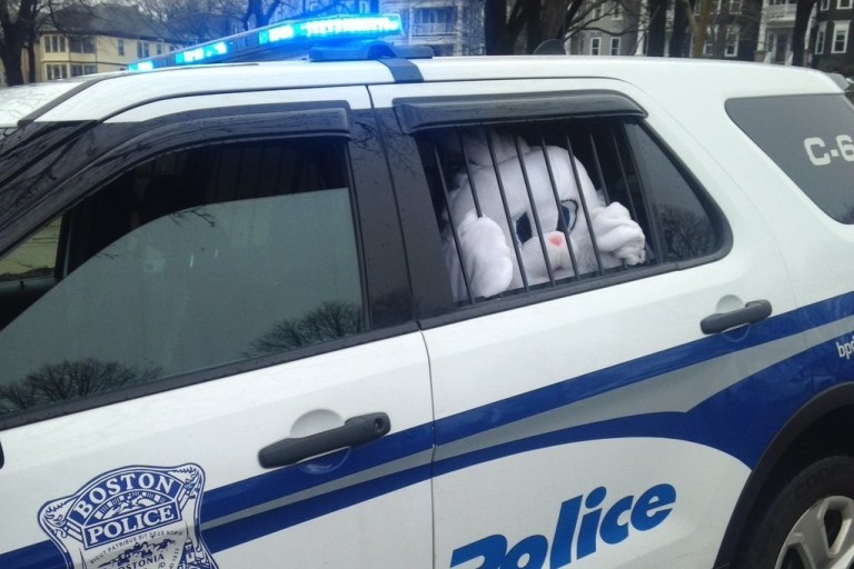 Polícia de Boston prende coelhinho da Páscoa