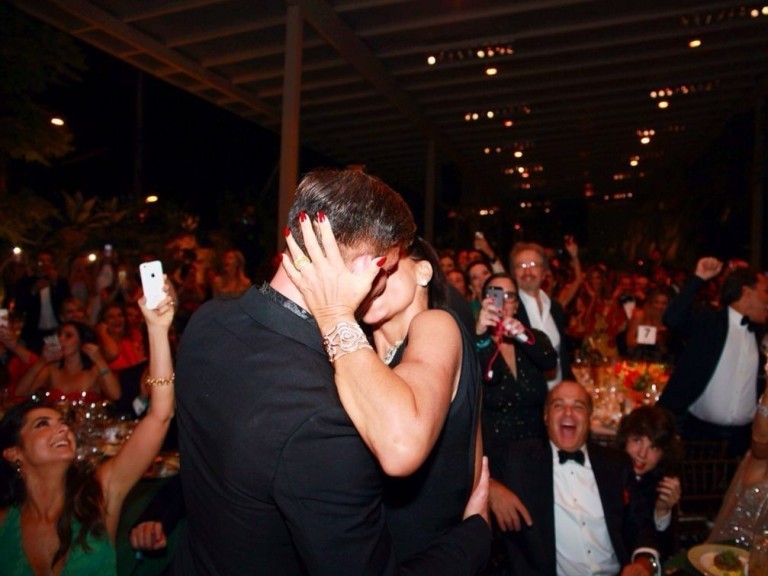 Socialite Ana Paola Diniz compra (e ganha) beijo de Ricky Martin em leilão beneficente