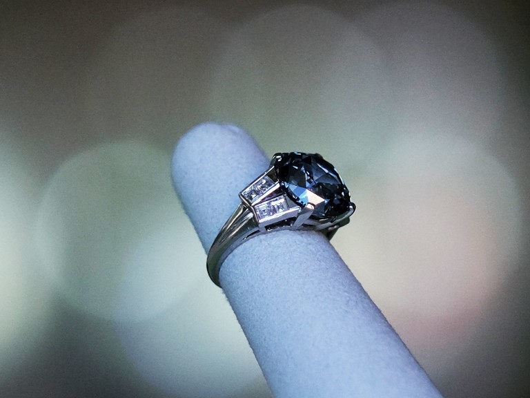 O anel com o diamante azul de Shirley Temple