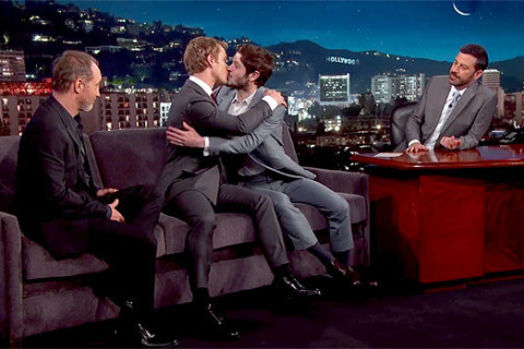 Iwan Rheon e Alfie Allen, de "Game of Thrones" se beijam em programa de entrevistas dos EUA