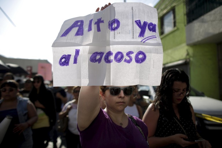 Manifestante protesta em combate à violência contra a mulher no México