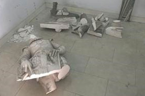 Estátua fica destruída após garotos se pendurar para fazer selfie