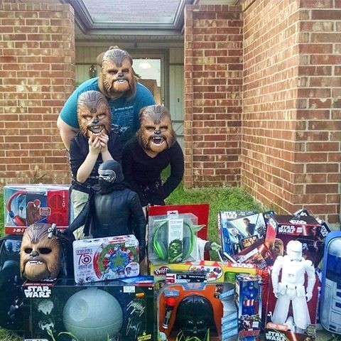 A família de Candace Payne recebeu brinquedos de "Star Wars" e de outros super-heróis