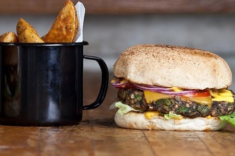 Hambúrguer vegetariano e batata rustica do Na Garagem, em Pinheiros