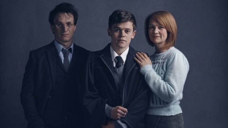 Jamie Parker (à esq.) como Harry Potter, Poppy Miller como Gina e Sam Clemmett como o filho caçula do casal, Albus