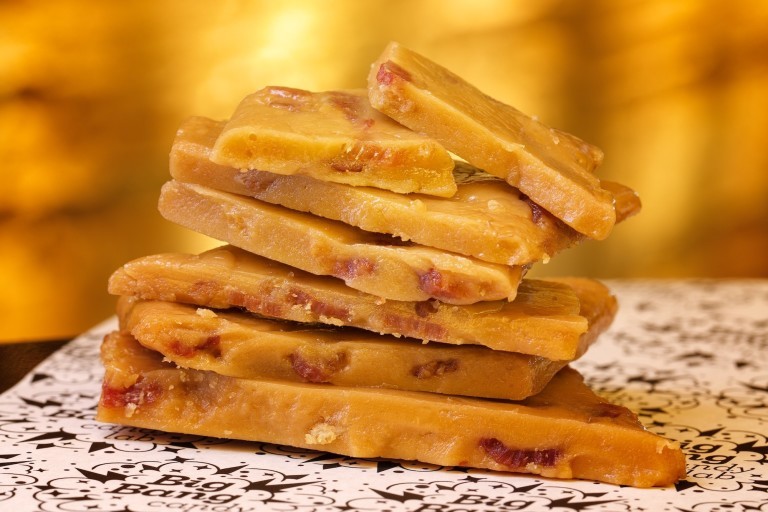 A loja Big Bang Candy Lab faz caramelos como o que tem textura crocante e pedaços de bacon