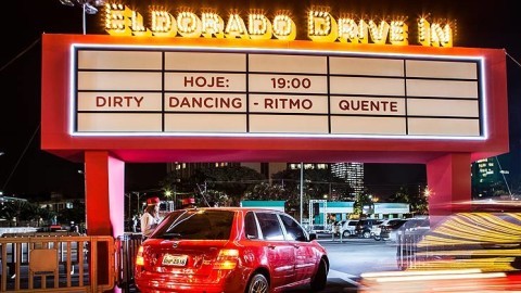 Fachada do cinema ao ar livre do shopping Eldorado, em 2015; neste ano, telona exibe "Como se Fosse a Primeira Vez" e "Cidade dos Anjos"
