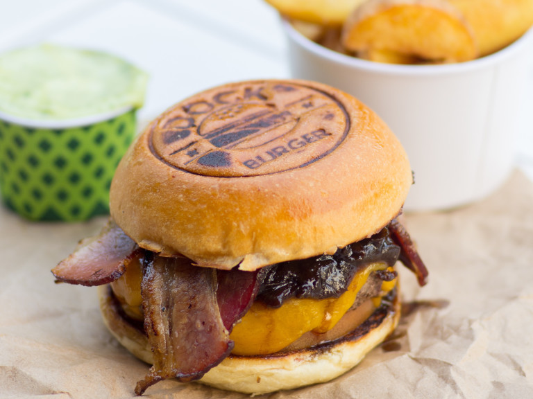O lanche Brooklyn é uma das sugestões do Dock Burger, no Tatuapé
