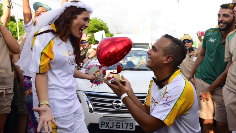 Romeu Santos pede Samya Silva em casamento durante revezamento da tocha 