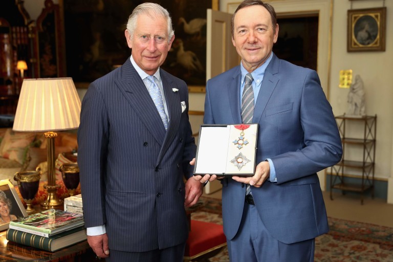 O ator Kevin Spacey recebe título honorário do príncipe Charles em encontro realizado no palácio de Clarence House, em Londres