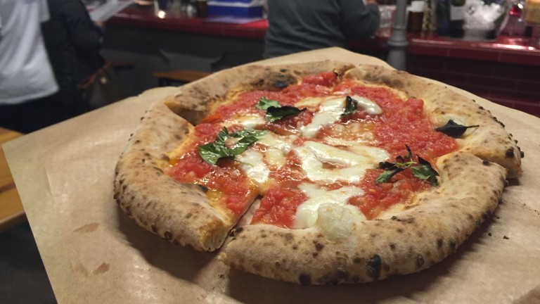 A pizza marguerita está entre as sugestões da nova Napoli Centrale, no Mercado de Pinheiros