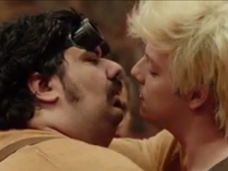 Gabriel Totoro e Fábio Porchat se beijam em cena de "Contrato Vitalício", primeiro filme do Porta dos Fundos