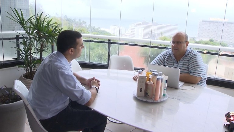 Ex-empresário e irmão de Ivete, Jesus Sangalo (á dir.) concede entrevista ao "Câmara Record"