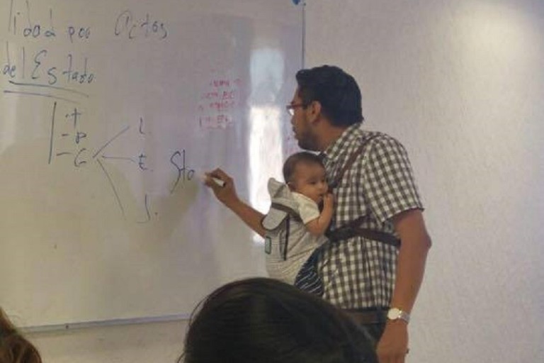 Professor viraliza dando aula carregando bebê de aluno