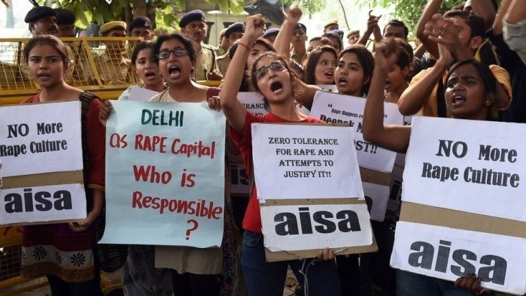 Mulheres protestando em Nova Déli contra o caso de estupro que chocou o país em outubro de 2015