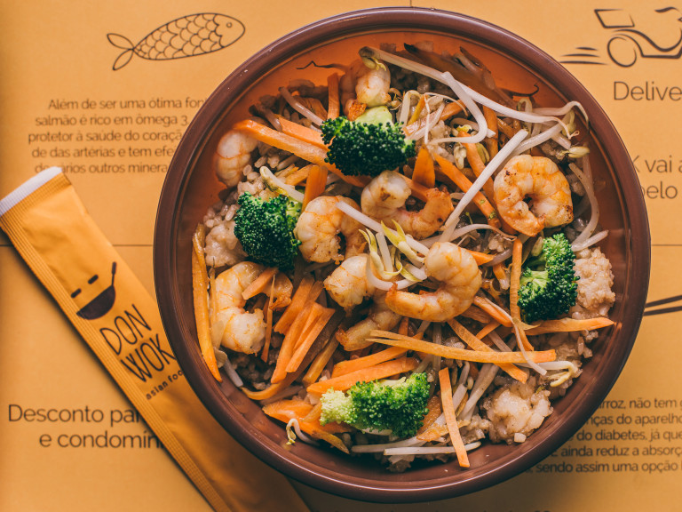 Combinações no Don Wok incluem uma base (arroz ou macarrão), proteína, cinco complementos e molho