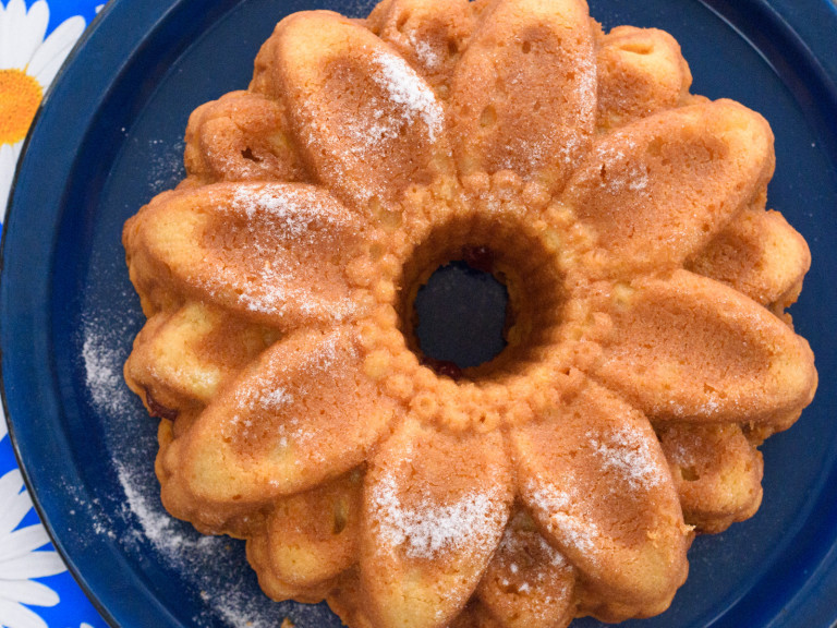 Bolo de fubá com goiabada do Lá Da Venda