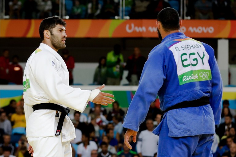 Egypt's Islam El Shehaby, blue, declines to shake hands with Israel's Or Sasson, white, after losing during the men's over 100-kg judo competition at the 2016 Summer Olympics in Rio de Janeiro, Brazil