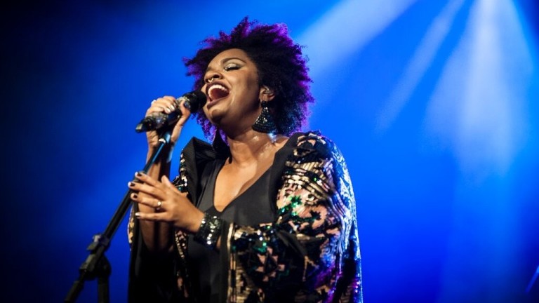 A cantora interpreta músicas de "Afrofuturista", seu terceiro disco