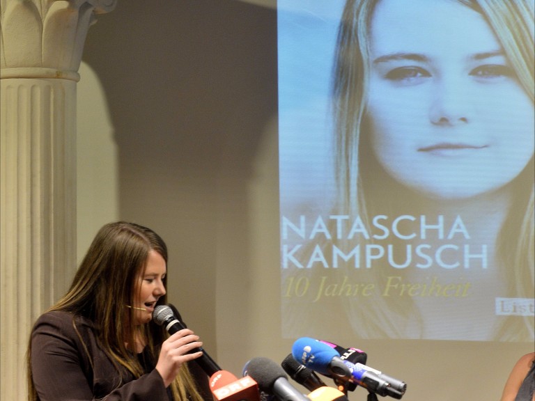 Natascha Kampusch lança livro em que conta sobre como foi voltar à rotina depois de ter passado oito anos sequestrada