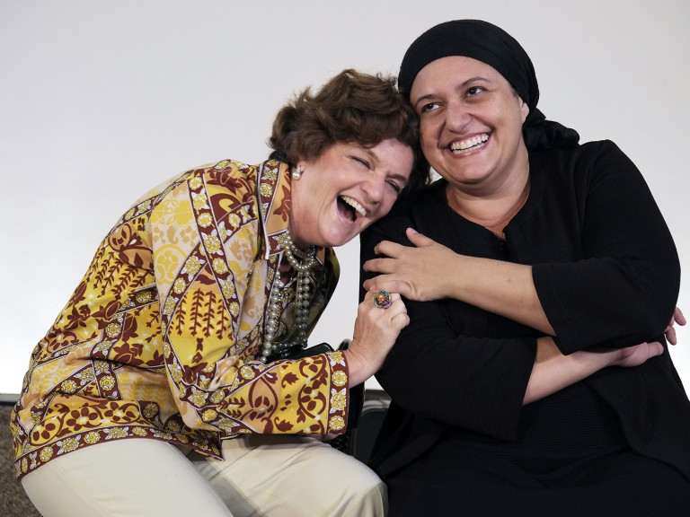 Beth Zalcman e Simone Kalil dividem o palco na peça "Brimas", que fala sobre imigração