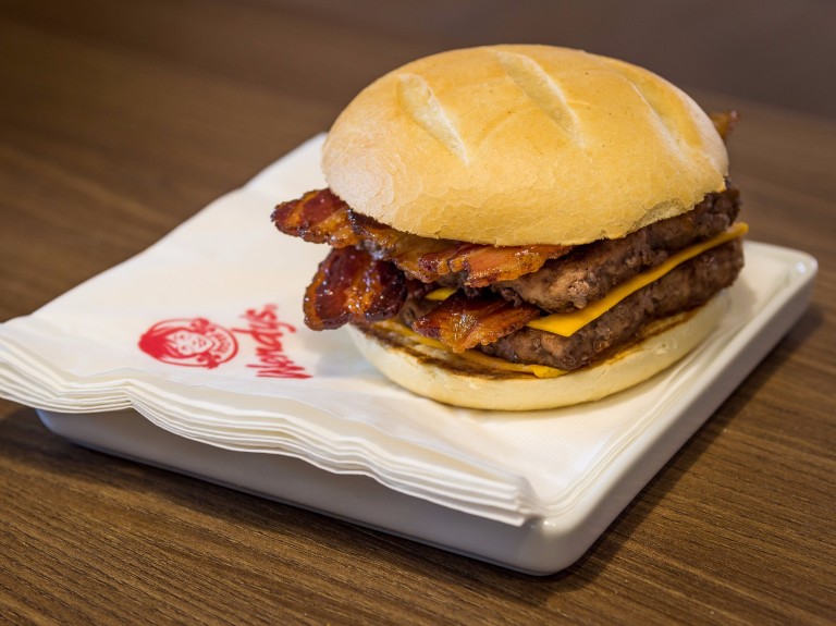 Baconator, da Wendy's, tem dois hambúrgueres, bacon, cheddar e maionese