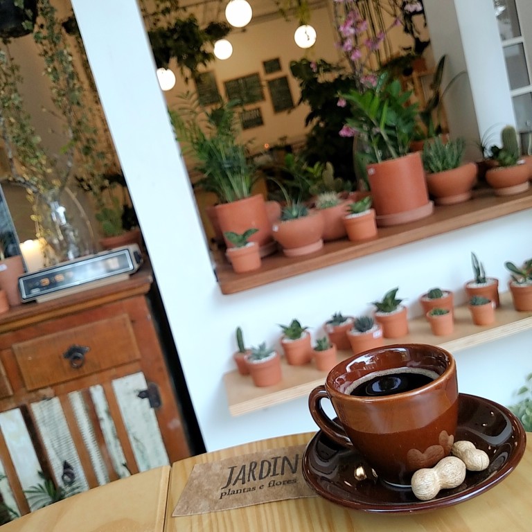 Café e espaço do Jardin Plantas e Flores