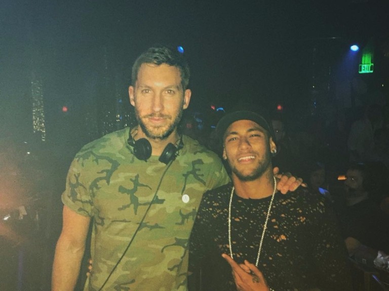 Calvin Harris e Neymar durante apresentação do DJ e produtor musical