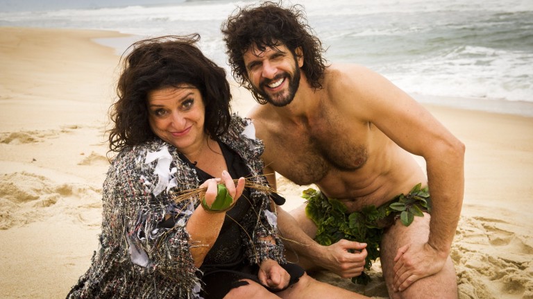 Teodora (Grace Gianoukas) com seu "Tarzan" (Guilherme Chelucci) em 'Haja Coração'