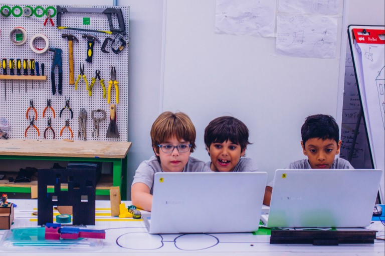 Crianças participam de oficina no Mundo Maker