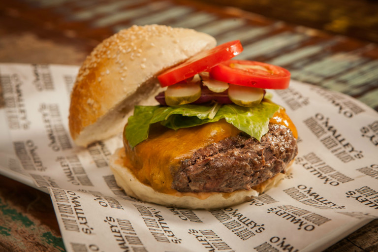 Lanche New York (R$ 27), do O'Malley's, é feito com hambúrguer, cheddar, tomate, cebola roxa, picles, alface e maionese especial