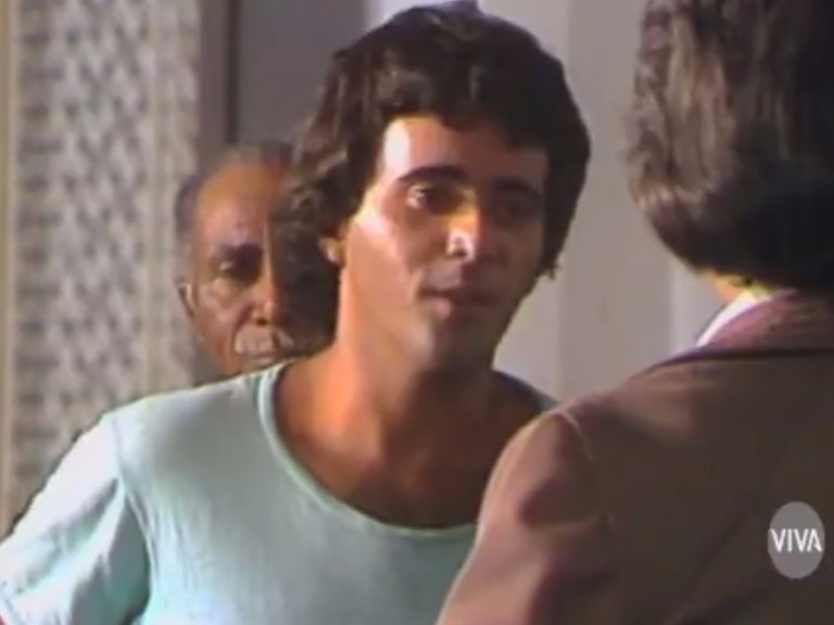 Tony Ramos interpreta André Cajarana na novela "Pai Herói", que começou a ser reprisada pelo Viva