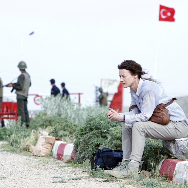A atriz Astrid Whettnall em cena do filme "O Caminho para Istambul"  *** ****