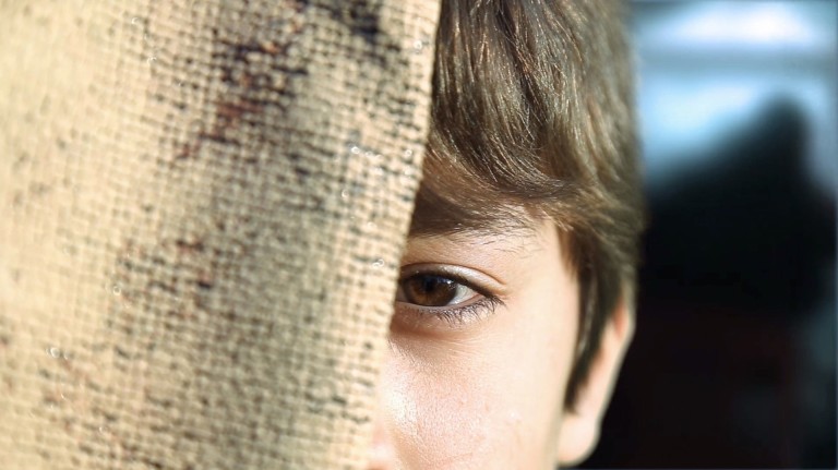 Criança refugiada em cena do documentário "A Vida na Fronteira" *** ****