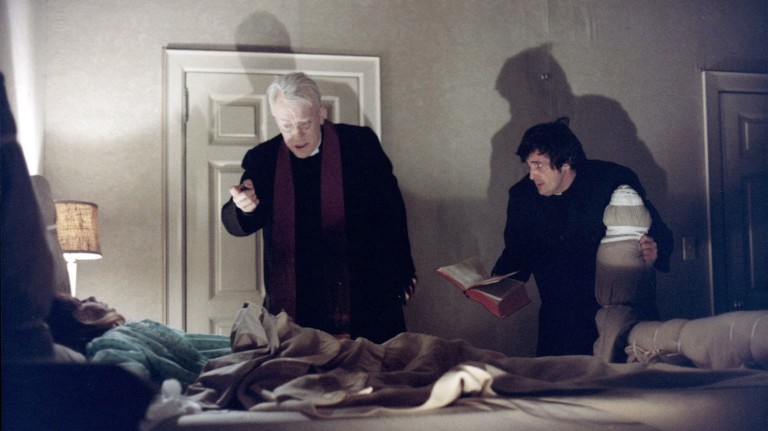 Os atores Linda Blair, Max von Sydow e Jason Miller no clássico "O Exorcista" (1973) *** ****