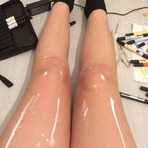 Web está debatendo se essas pernas estão besuntadas em óleo ou sujas de tinta
