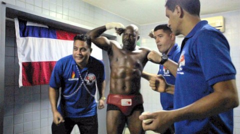 Reginaldo Holyfield Andrade posa com sua equipe ***  ****