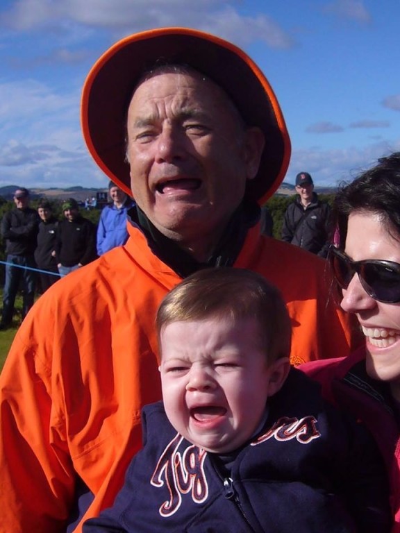 A internet está debatendo se o ator de laranja nesta foto é Bill Murray ou Tom Hanks