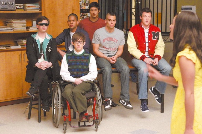 Mark Salling (ao centro, de cinza) em cena de 'Glee'