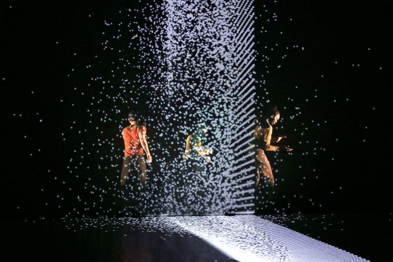 Cena do espetáculo francês "Pixel", que mescla movimentos de dança ousados e projeções em 3D