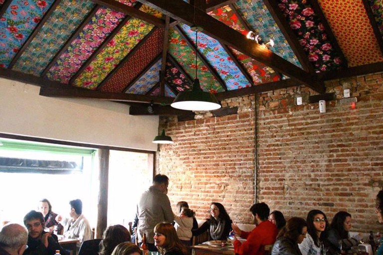 Teto de chitas coloridas adora ambiente do novo Baixo Pinheiros Bar
