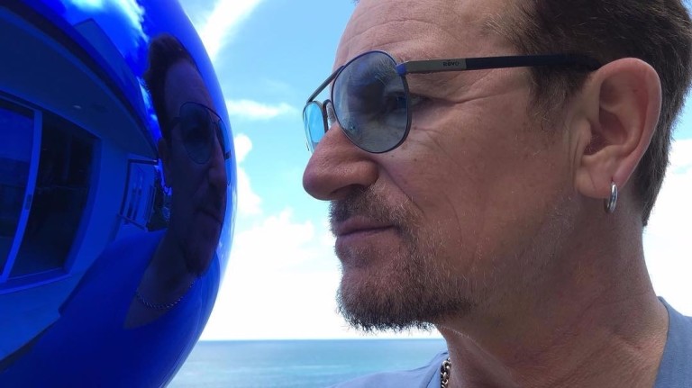 Bono Vox em um passeio de barco