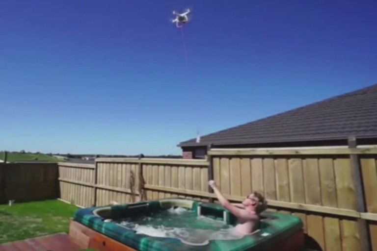 Australiano usa drone para receber cachorro-quente na banheira
